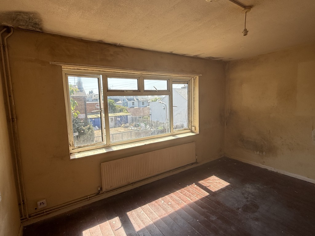Lot: 135 - FLAT IN NEED OF IMPROVEMENT - Living Room in Flat in Need of Refurbishment